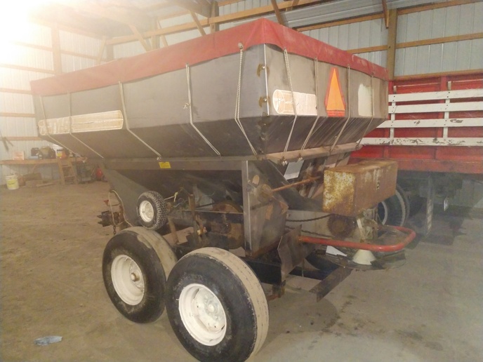 Old tyler fertilizer spreader Yesterday's Tractors